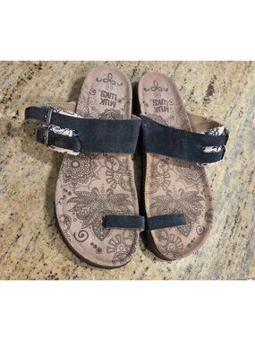 Muk Luks Women’s Size 10 Sandals Toe Loop Strappy Blue Medallion